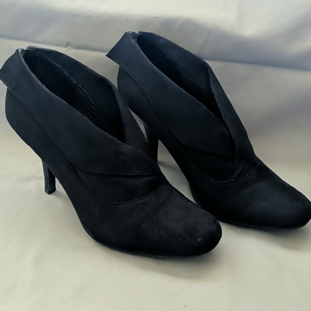 Hillard and Hanson Cris-cross booties